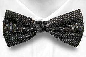 GNISTRANDE BLACK pre-tied bow tie